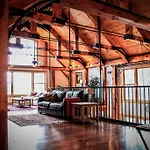 Brush Mountain Lodge
